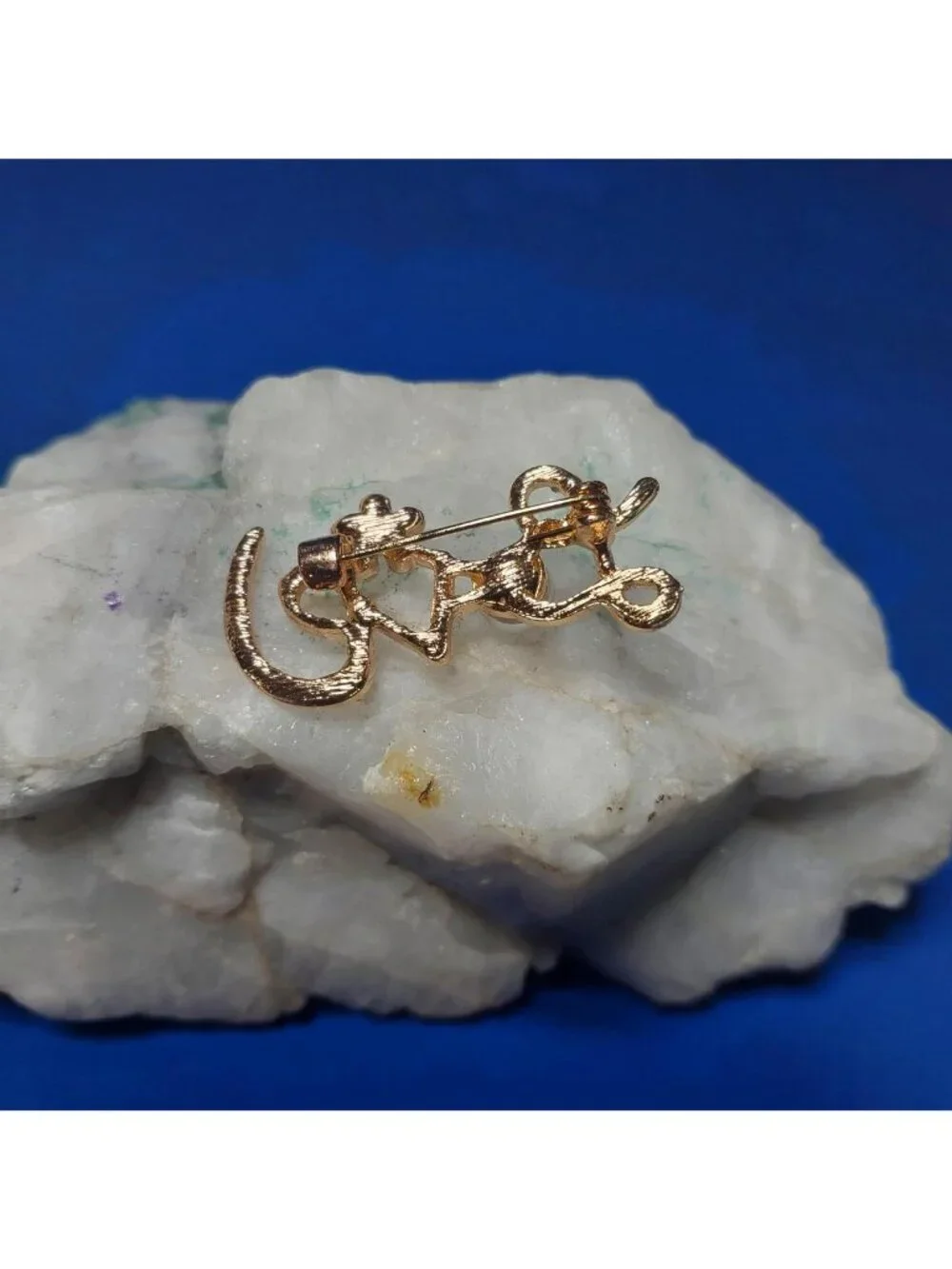 No Brand love brooch